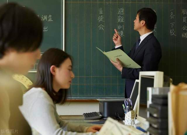 2025年延迟退休政策实施，教师养老金计算方式揭秘！