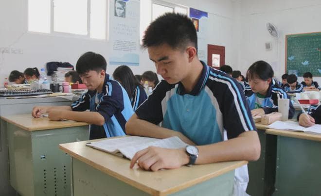 初二很多孩子成绩都会下滑，大多数学生过完初二后，成绩基本定型