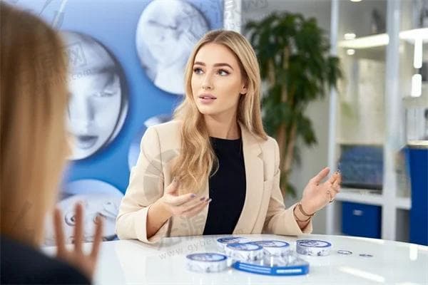近视手术中的飞秒技术是什么？它的原理与优势有哪些？