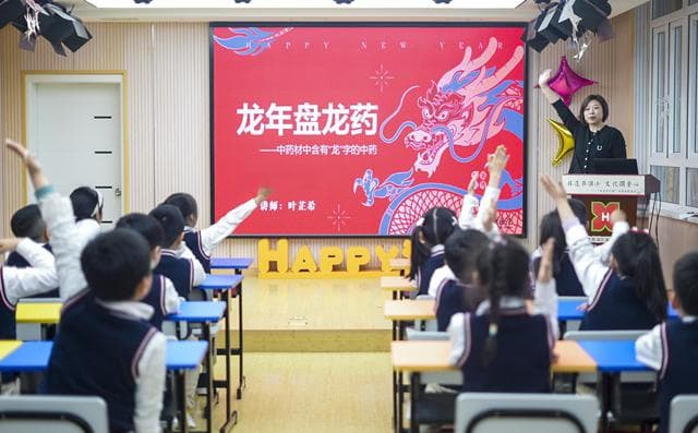青年中医医生化身老师，如何在孩子们心中播下中医文化的种子？