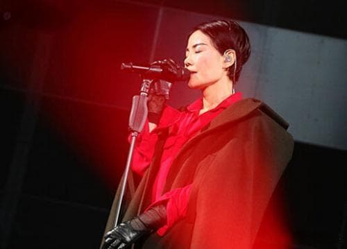 如何评价王菲时隔七年后在2025年春晚演唱的歌曲世界赠予我的