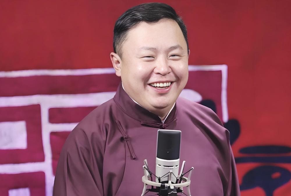 乱炖出锅，小品《借伞》开局就玩尬的，首登春晚的阎鹤祥带来满屏尴尬
