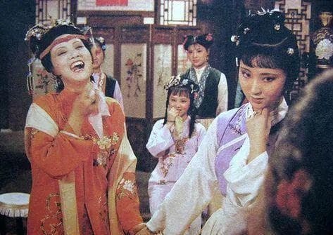王熙凤：机关算尽的女管家，巧施手腕显能事