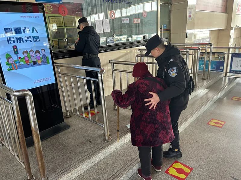 老奶奶没钱买票回家 特巡警自掏腰包帮买车票