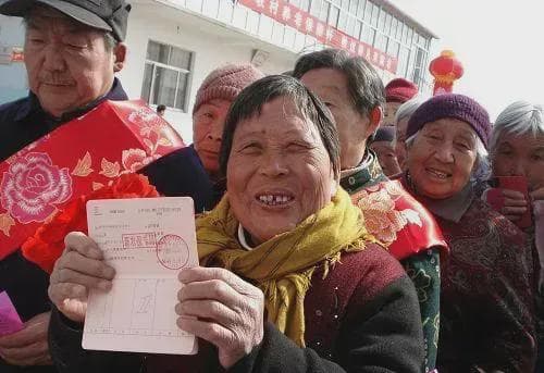 2024年农民养老金新标准：60岁以上老人能领多少？两种领取方式详解