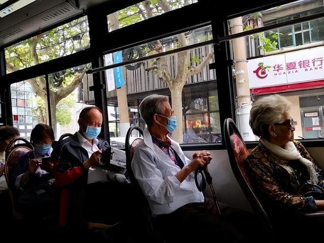 老人免费乘车挤占年轻人通勤资源，专家建议改免费为补贴