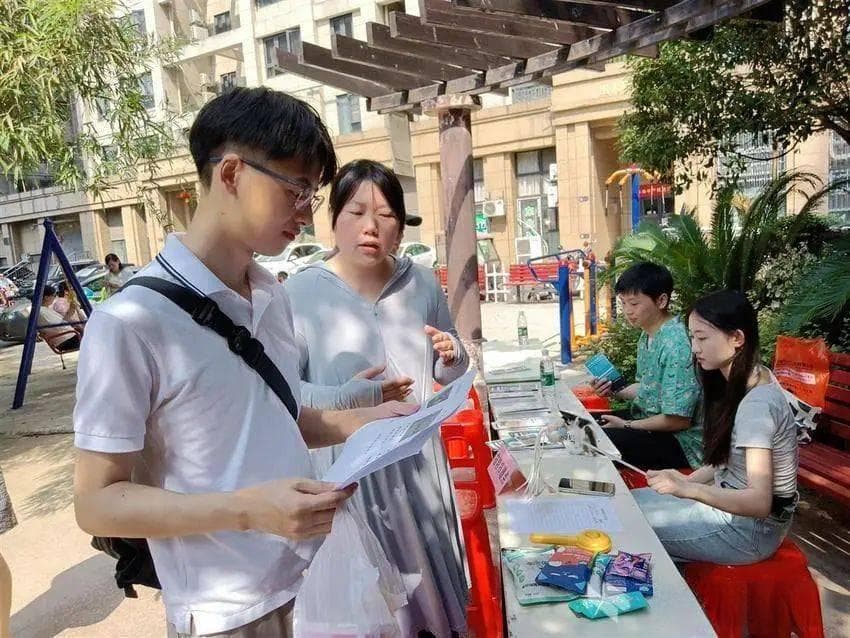 武汉小区团青小组开展"猫口普查"，助力流浪猫回家