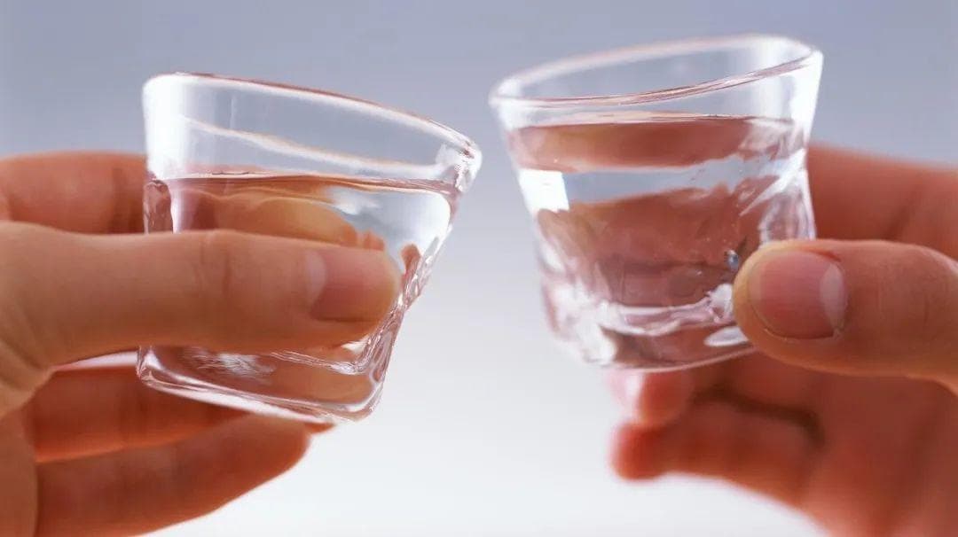 吃晚饭时，那些长期喝点白酒的人，最后身体会怎样？