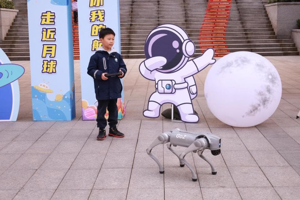 从科技狗到探月之旅，杭州这所学校的开学典礼充满科幻色彩