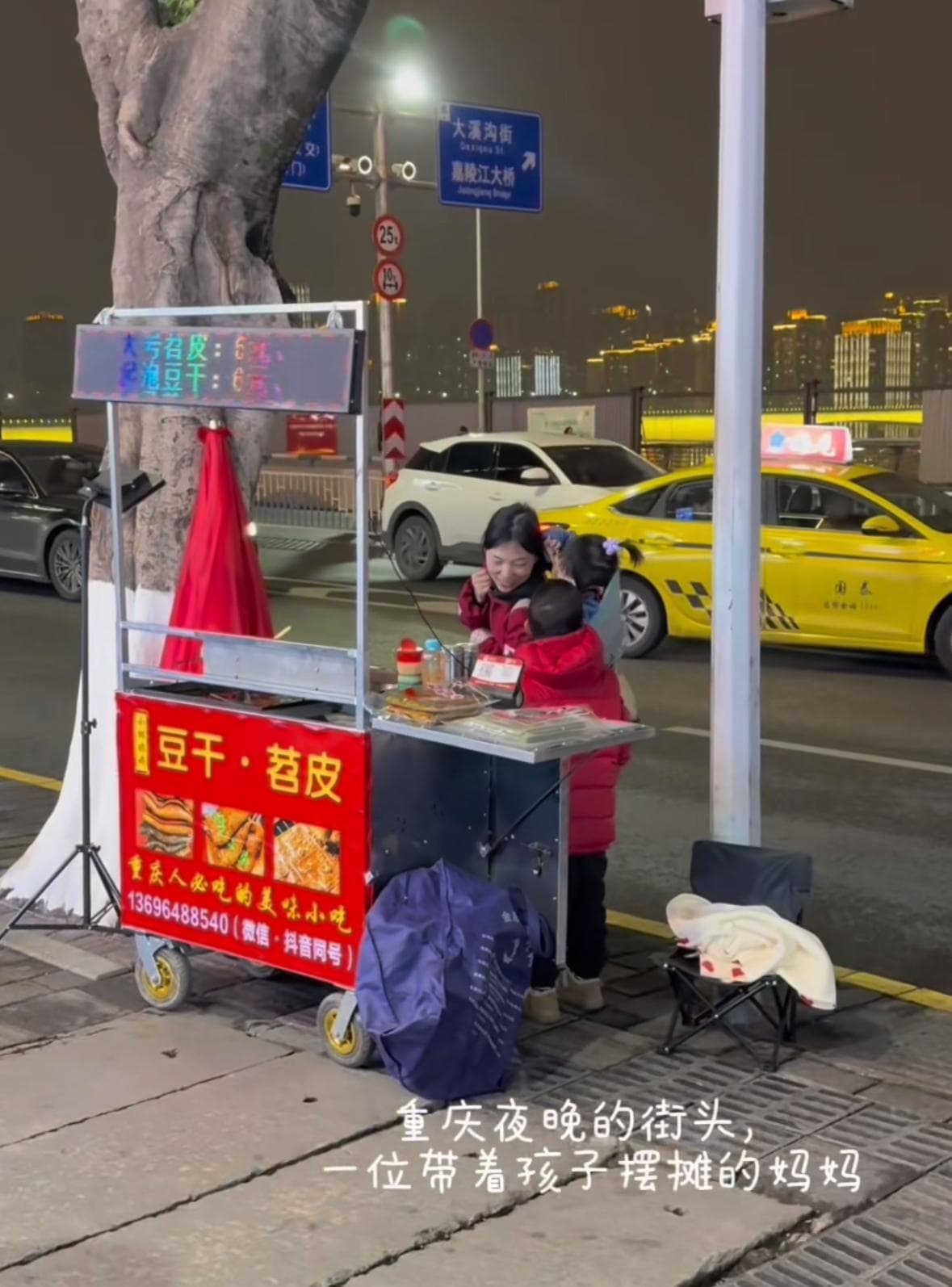重庆"带两个孩子摆摊的妈妈"爆火 附近摊主：患病儿子有时也出摊