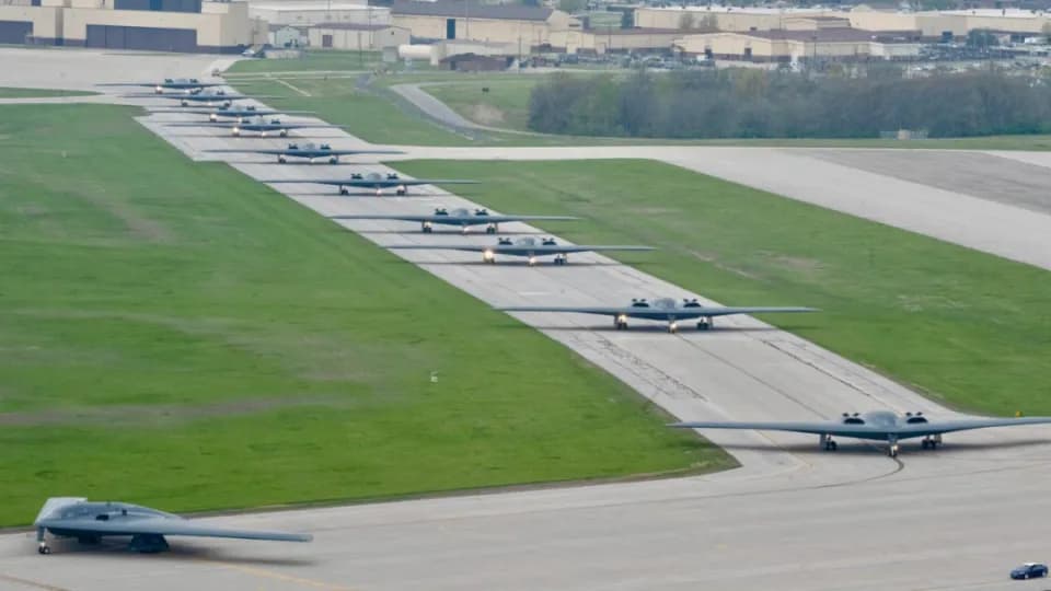 B-2战略轰炸机创下新纪录，12架同时升空含金量有多大？