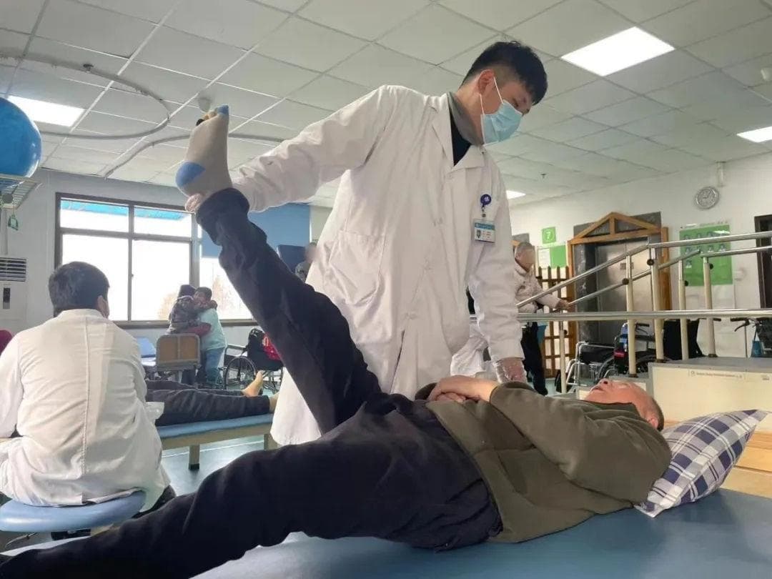 浙江康复案例：8年偏瘫患者经半年治疗成功独立行走