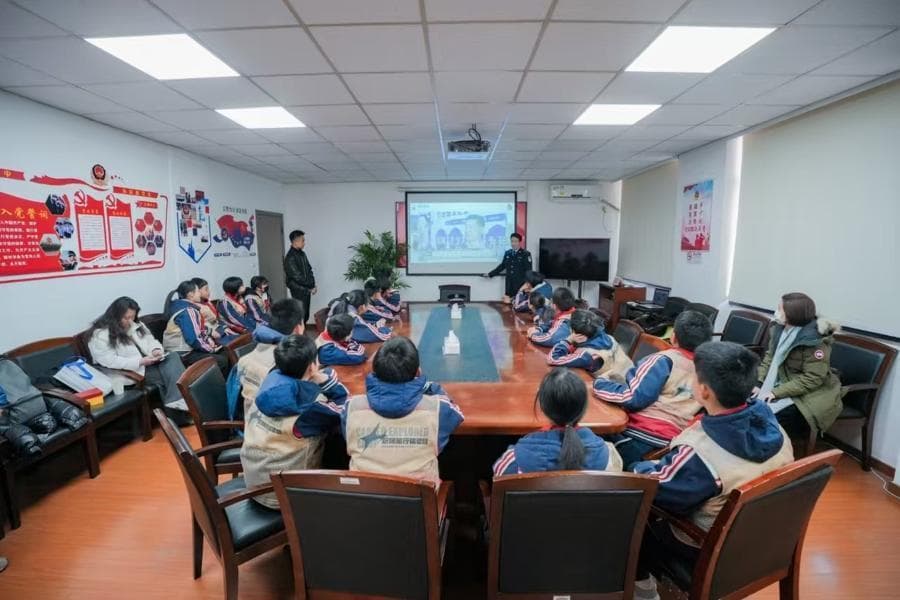 首个“少年工坊”职业体验营开营，20名学生模拟侦破合同诈骗案