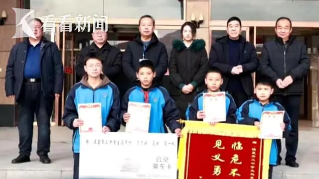 甘肃：公交司机突发不适 4名中学生勇救一车18人