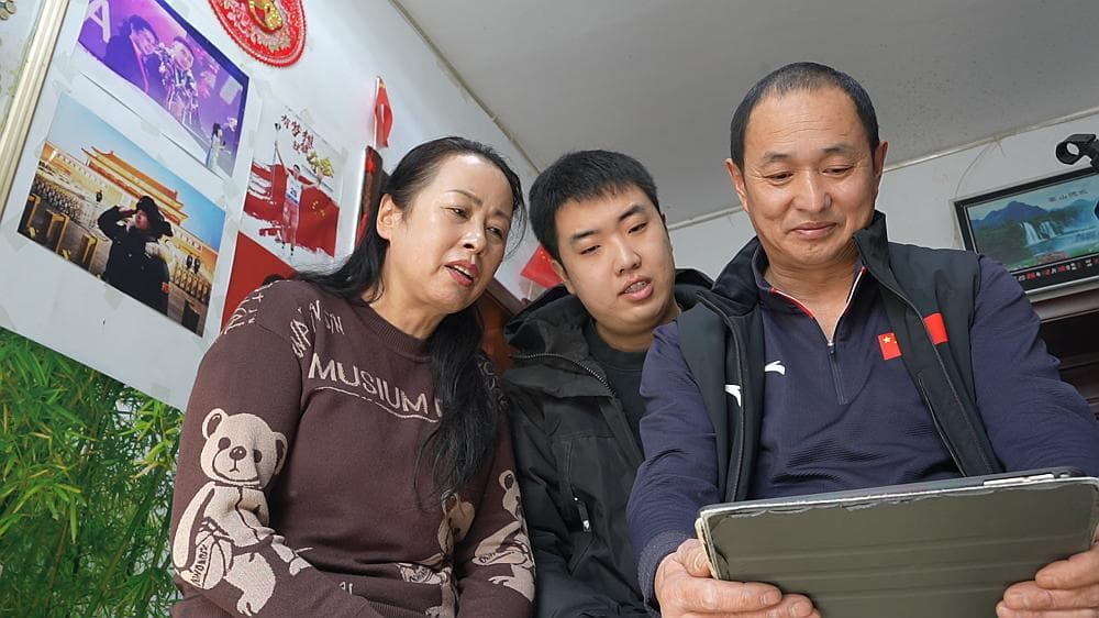 冰雪逐梦十九载，铁力骄子王强亚冬会双金闪耀