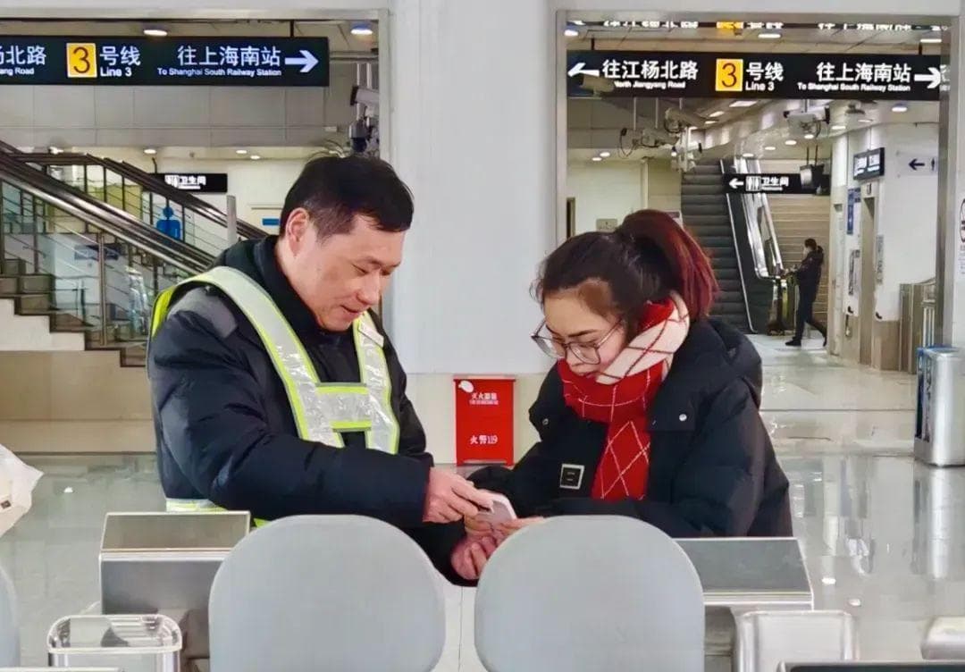 上海地铁全力应对寒潮 保障市民安全出行