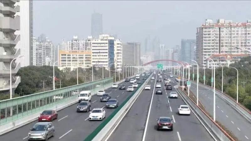 上海城市快速路长实线设置争议：该不该设？如何设？
