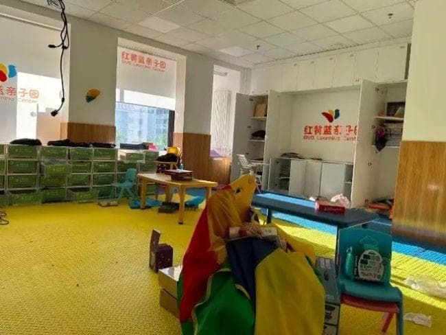红黄蓝亲子园加盟店"跑路"，家长损失或超百万，闭店前仍频繁推销卖课