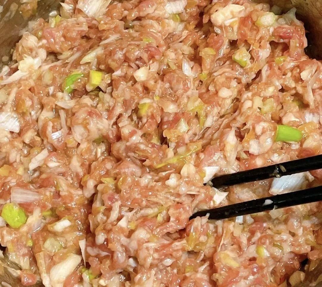 调肉馅时，记住“万能”方法！入口饱满、鲜嫩多汁，吃着太香了！