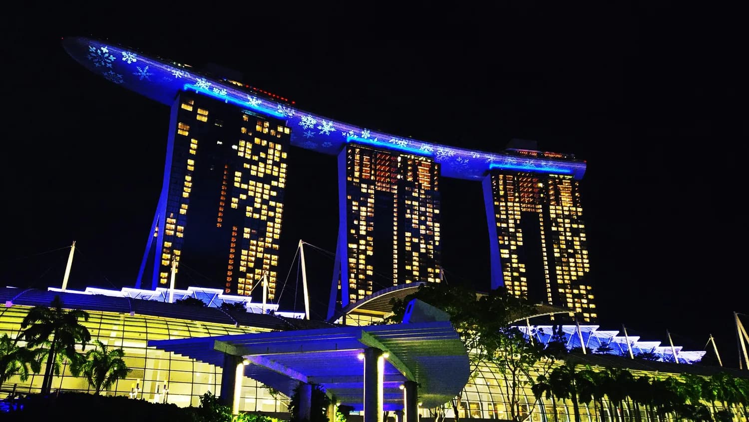 十一黄金周澳门酒店业火爆：入住率98.5%创新高，博彩收入恢复至疫前95%