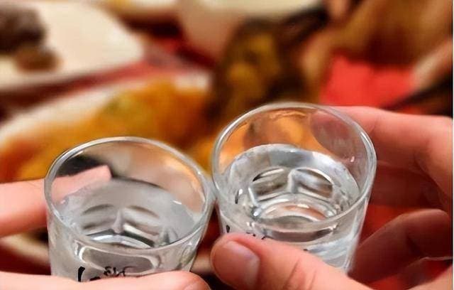 每天喝“二两酒”和“滴酒不沾”，哪个更健康呢？一次性说明白