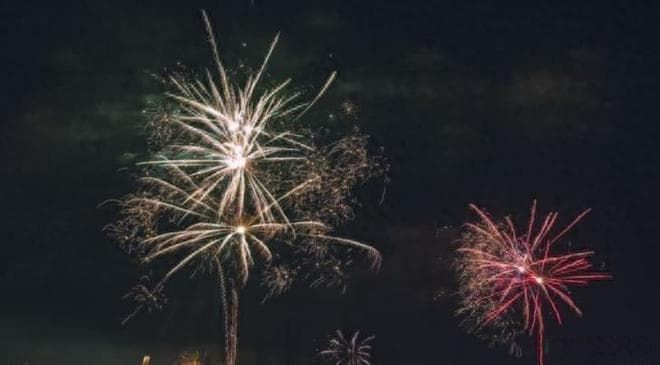 春节烟花：点燃的不仅是夜空，更是文化的传承与情感的共鸣