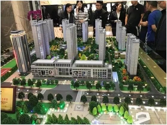 房龄和房价的关系是什么？哪些因素对房价有影响？