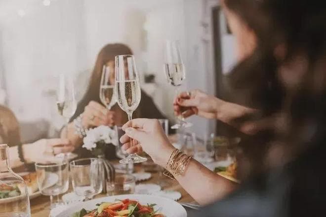 轮到你敬酒时，别干站着当“哑巴”，记住这4句敬酒词，万能好用