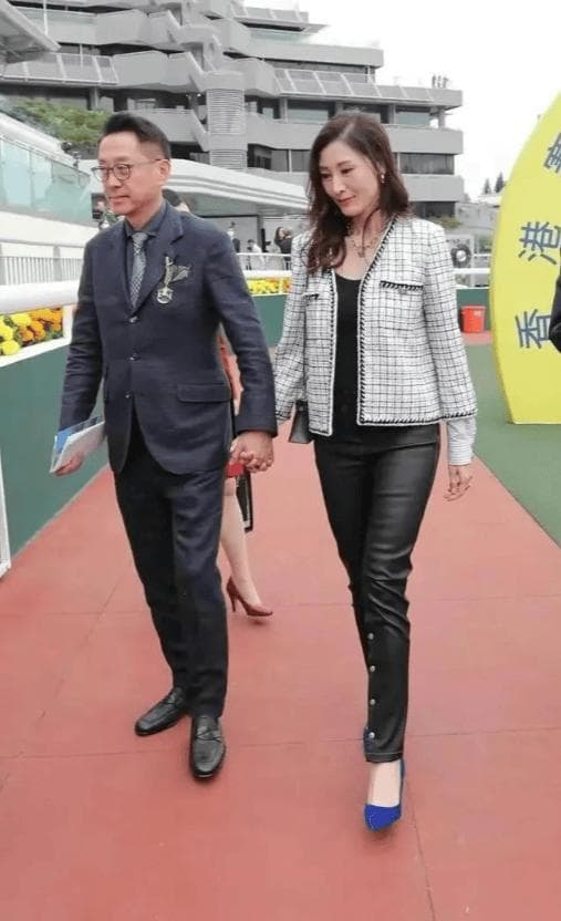 54岁李嘉欣与许晋亨赛马场同框，15年婚姻恩爱如初