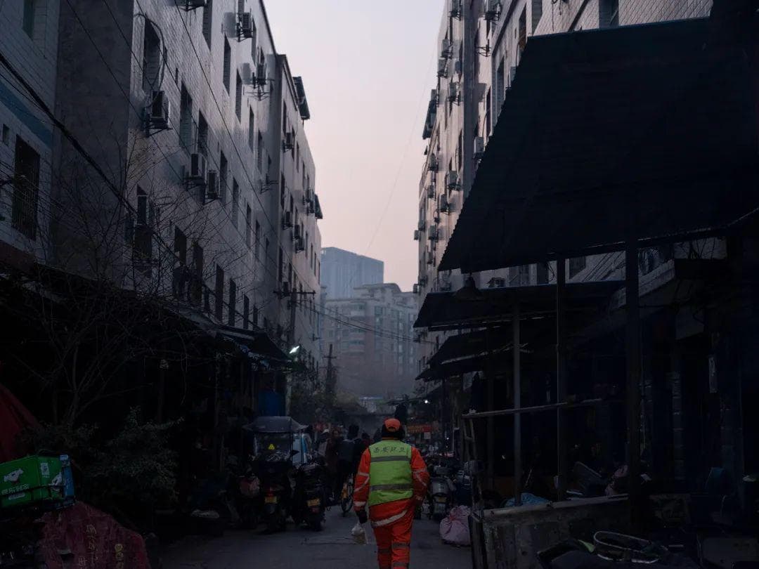 隐藏白领身份，住在城中村