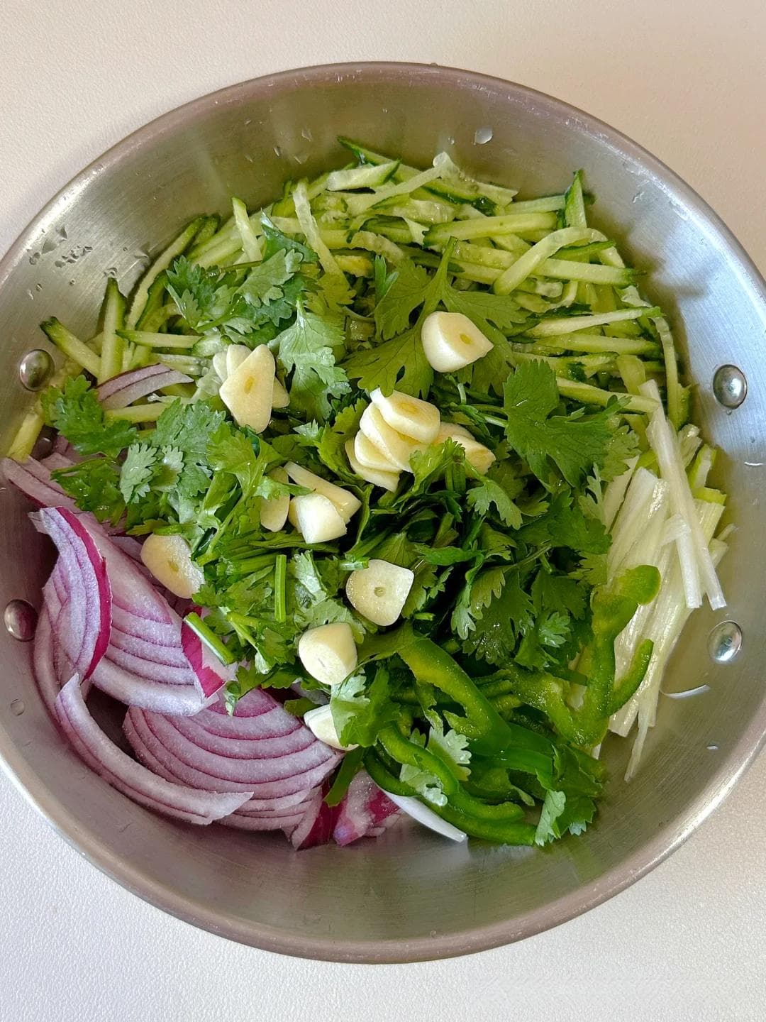 新疆皮牙子凉拌菜：洋葱拌黄瓜，简单又营养