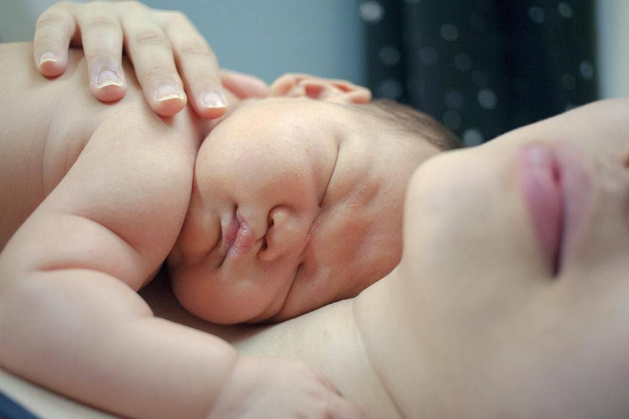从小“跟妈妈睡”和“不跟妈妈睡”的孩子,长大后至3个显著区别