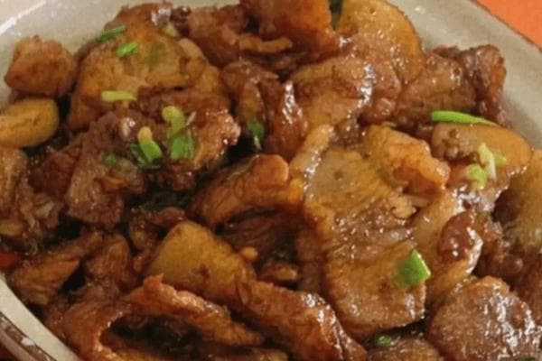 炒猪肉：家常美食备受欢迎，成为人们餐桌上的常客