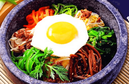 石锅拌饭：朝鲜半岛三大名菜之一，又称“韩国拌饭”