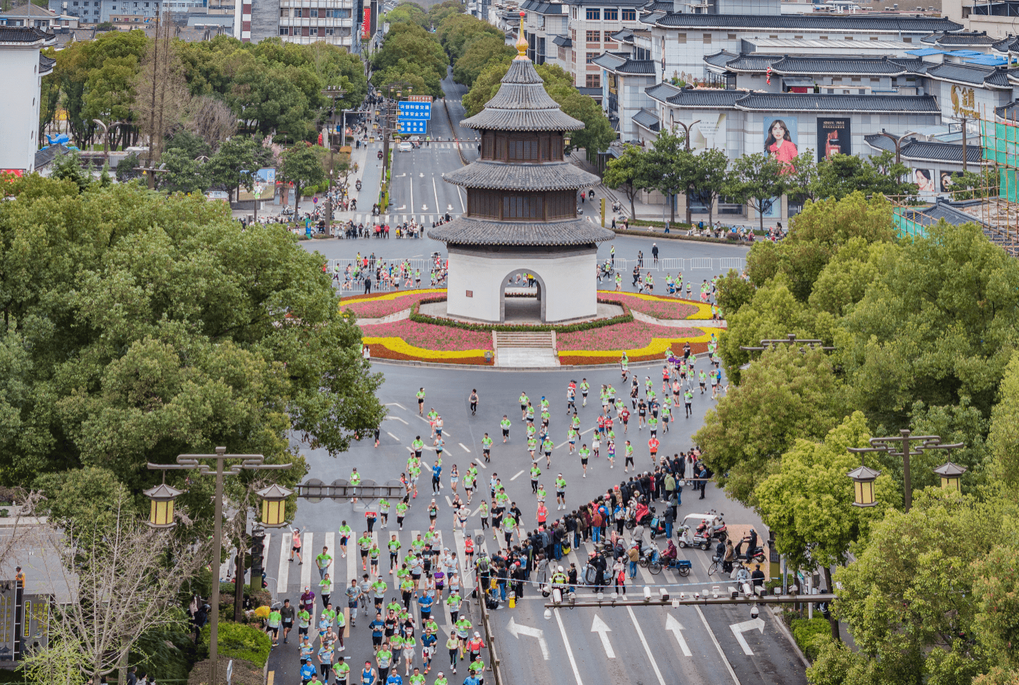 2024扬州鉴真半程马拉松鸣枪开跑 三万中外跑者最美时节感受城市魅力