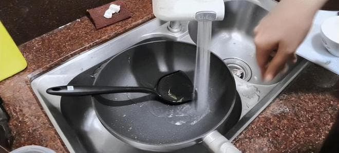 为什么刚炒完菜不能用水冲洗铁锅？这些使用和保养要点请收好