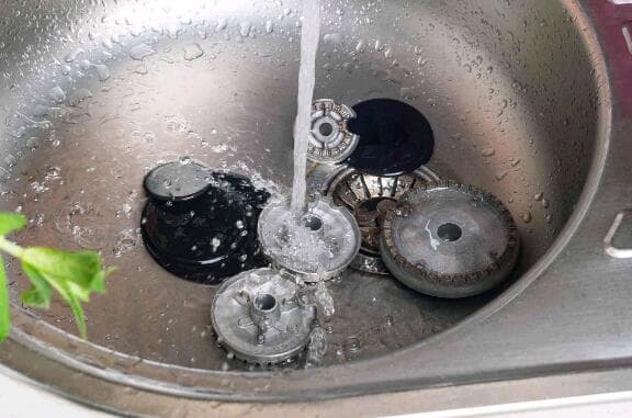 如何清洁燃气灶上的燃烧器