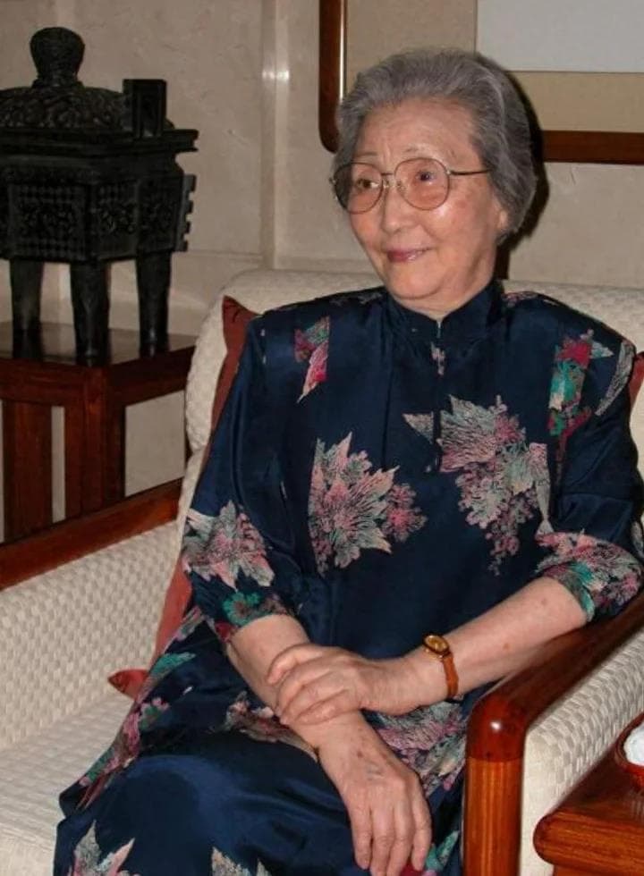 蒋英：嫁给干哥哥，成就李双江，病逝12年，儿女都怎样了？