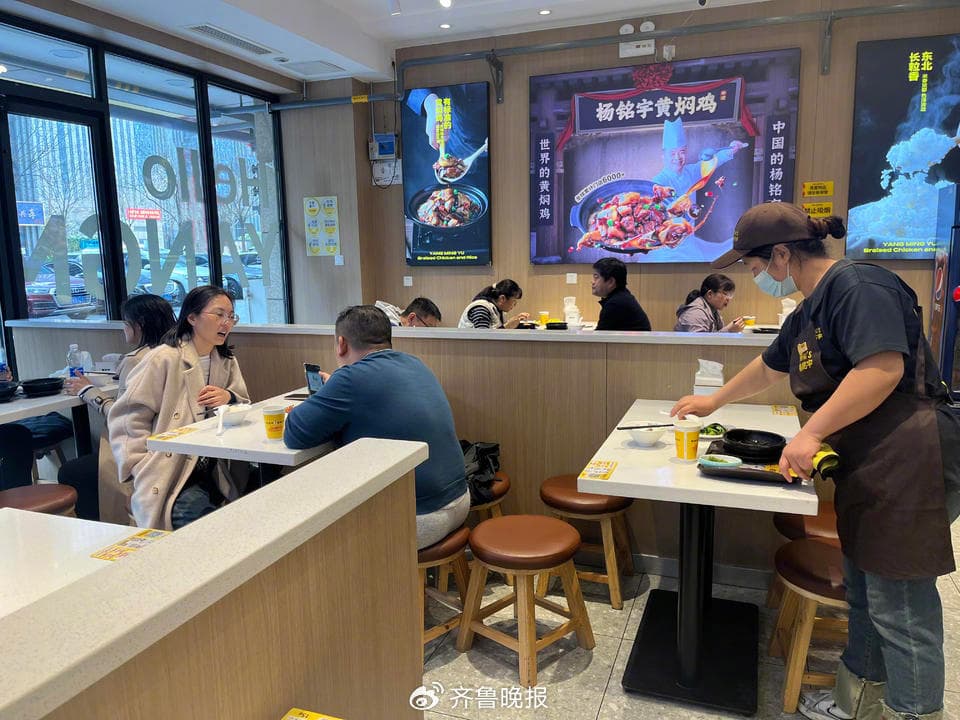 舆情下的杨铭宇黄焖鸡：大本营门店经营遇冷 部门监管与企业自查