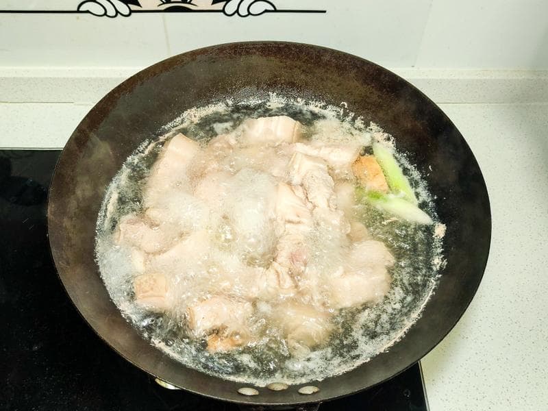 年夜菜红烧肉：肥而不腻的制作技巧
