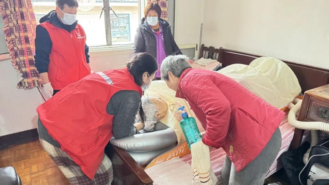 躺着也能清爽沐浴，公益助洁帮老人过个健康年