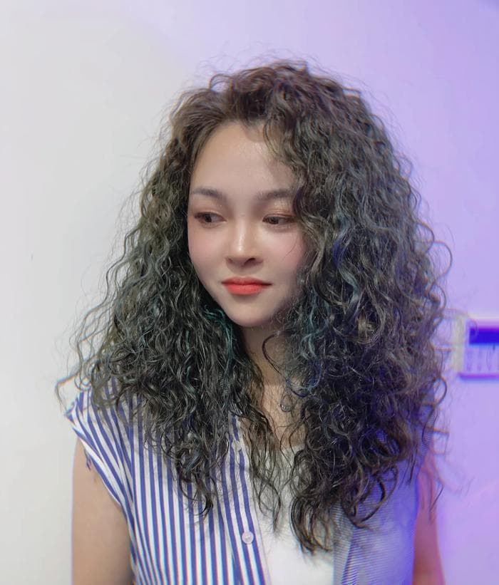 当下最火的三种女士发型，全头烫卷发，动感短碎发，时尚潮流发色