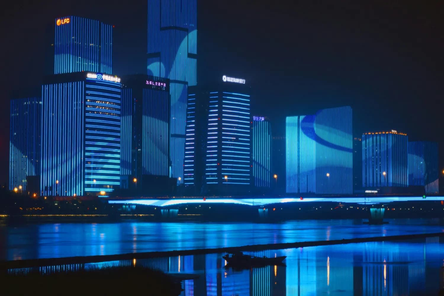 武汉夜景摄影：捕捉长江灯光秀的最佳构图