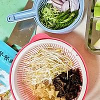 新疆椒麻鸡：麻辣鲜香的美味佳肴
