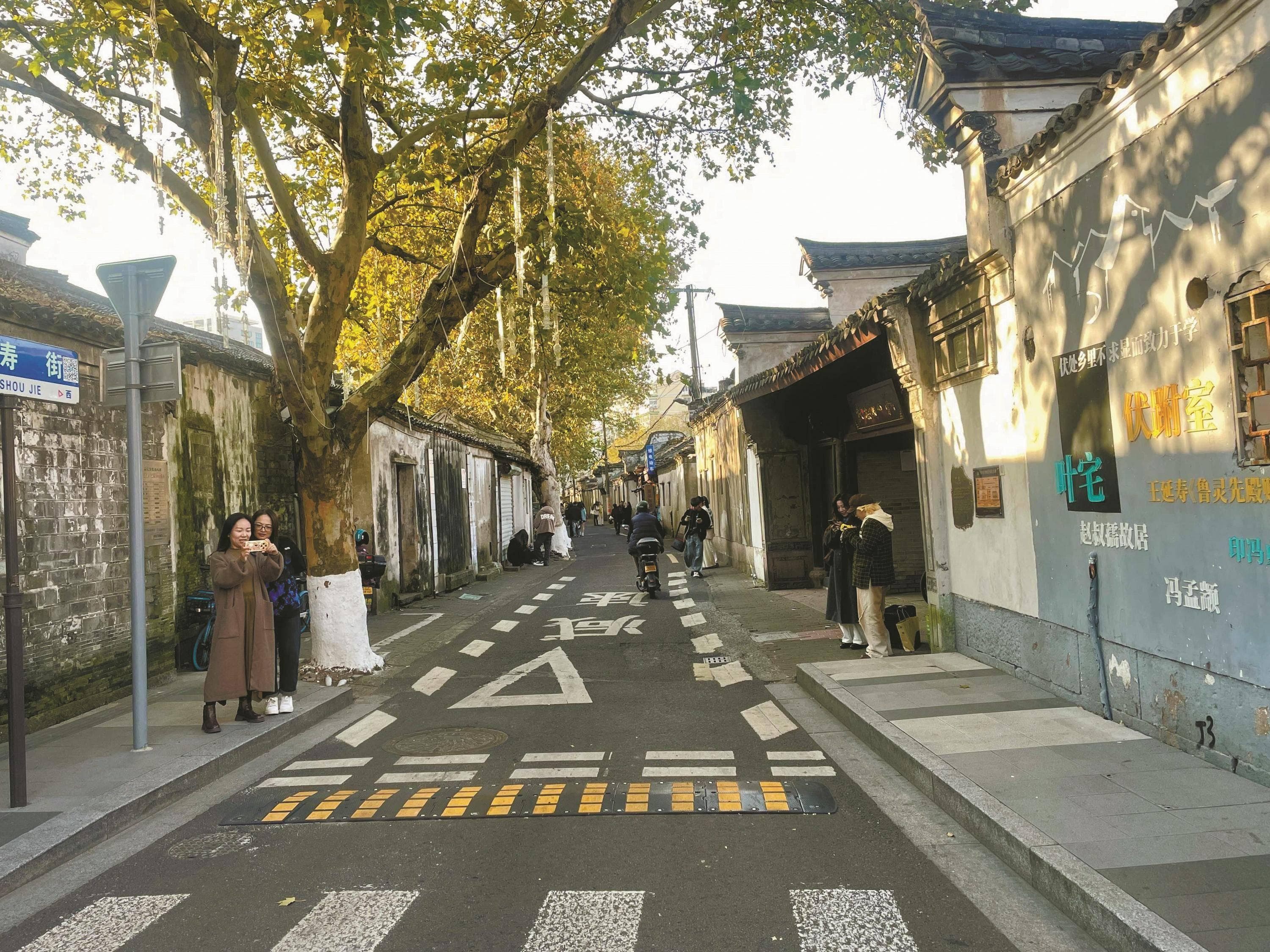 从街头到巷尾满是人 宁波这条历史街区火出圈