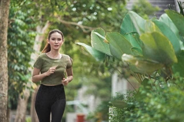 橄榄绿怎么穿？2024流行色搭配秘籍：橄榄绿与这些颜色完美搭配