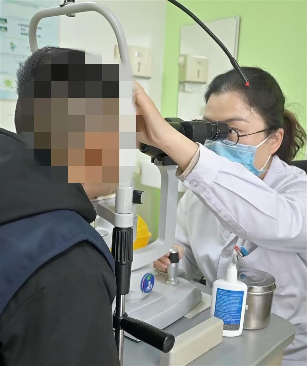 11岁男孩长期歪头看书写字，双眼度数相差350度，医生：不良用眼习惯需警惕