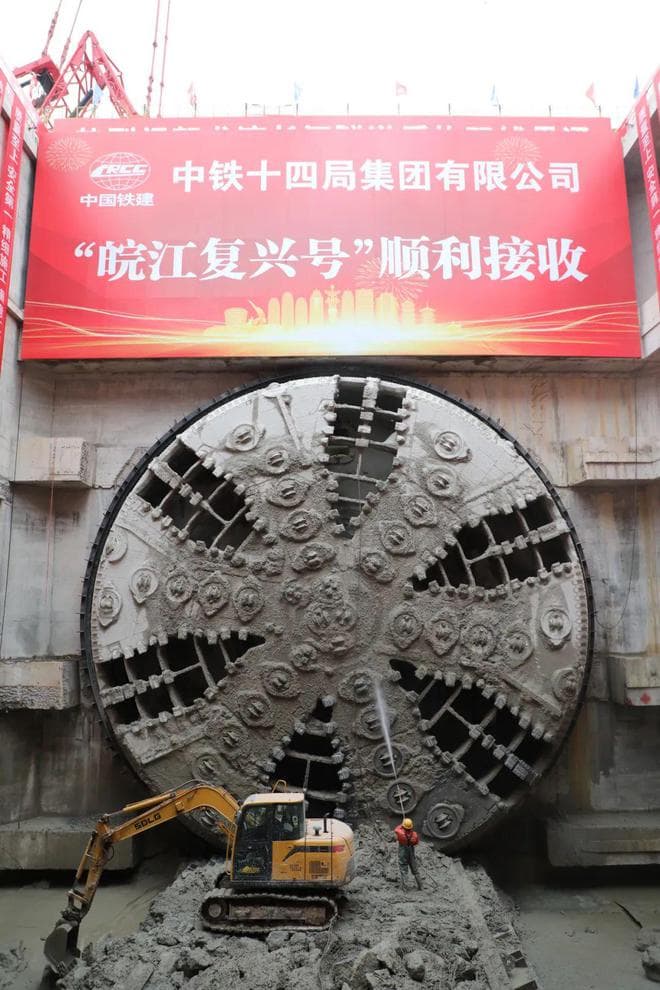 今天，新华社聚焦芜湖龙湾长江隧道
