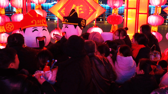 吐鲁番月光湖热闹迎“财神” 各族群众共赴文化年盛宴