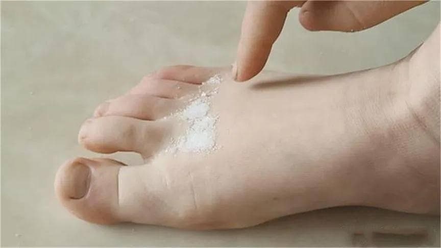 用盐洗脚，轻松去除脚部污垢和死皮